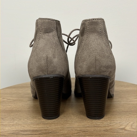 Y Not Olivia Lace Up Heeled Ankle Booties Faux Suede Taupe Brown Sz 10 Cottage - Picture 8 of 12
